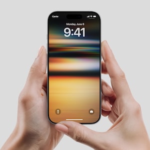 Könnte beinhalten: Ein schwarzes Smartphone, das in zwei Händen gehalten wird und einen farbenfrohen abstrakten Hintergrund auf dem Bildschirm zeigt. Der Bildschirm zeigt die Uhrzeit 9:41 Uhr und das Datum Montag, 6. Juni. Das Telefon hat einen schwarzen Rahmen und eine Kerbe oben.
