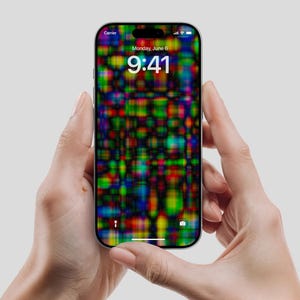 Könnte beinhalten: Ein silbernes Smartphone, das in zwei Händen gehalten wird und ein farbenfrohes, abstraktes Muster auf dem Bildschirm zeigt. Die Uhrzeit ist 9:41 Uhr, mit dem Datum Montag, 6. Juni. Der Bildschirm des Telefons hat ein mehrfarbiges Design.