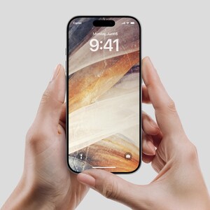以下が含まれることがあります： 2つの手に持たれた黒いスマートフォン。ブラウンと白のテクスチャ加工された抽象的なデザインのロック画面が表示されています。画面には9時41分と6月6日月曜日と表示されています。