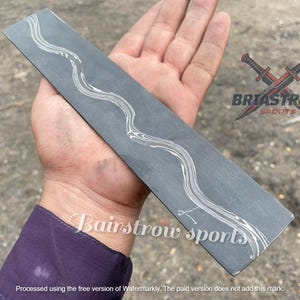 Barra de cobre damasco em formato de S, forjada à mão com padrão ondulado, ideal para fabricação de facas.