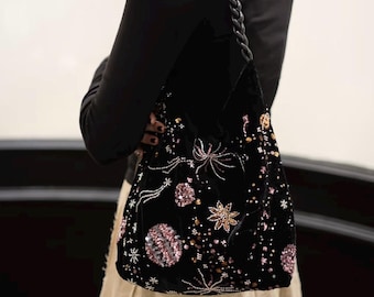 Zwarte fluwelen bucket bag met hemels kralenborduurwerk, achterkant met bloemenstructuur, hobo tas