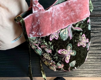 Vintage fluwelen bucket bag met borduursels, oosterse bloemenprint en pailletten (roze/zwart)