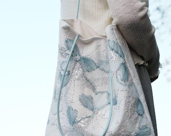 Handgemaakte draagtas met roze bloemen, organzabloemen met kralen, canvas tas met pailletten