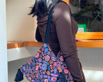 Geborduurde boho-tas, handgestikt bloemmotief, kleurrijk draadwerk, unieke alledaagse tas