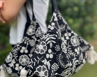 Handgemaakte geborduurde draagtassen met bloemenkwast, unieke schoudertas