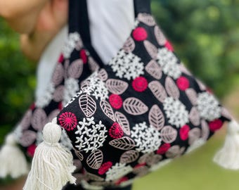 Handgemaakte geborduurde bloemendraagtas met unieke vorm en kwastjes