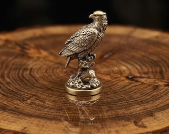Figura de águila de latón macizo, pisapapeles con pátina antigua, escultura de animal para escritorio.