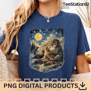 Può includere: T-shirt blu navy con un'illustrazione fantastica di una scimmia che abbraccia un orsacchiotto, ambientata su un cielo stellato con un gallo. La maglietta ha il testo "TeeStation92" e "PNG DIGITAL PRODUCTS".