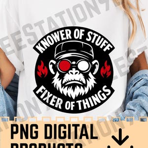 Puede incluir: Camiseta blanca con un diseño gráfico en blanco y negro de un mono con sombrero y gafas, con el texto "KNOWER OF STUFF FIXER OF THINGS". Llamas rojas a ambos lados de la cabeza del mono. Debajo, el texto "PNG DIGITAL PRODUCTS".