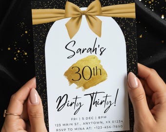 Può includere: Un invito di compleanno con fiocco e accenti dorati. L'invito recita "Sarah's 30th Dirty Thirty!" in corsivo nero. Il testo aggiuntivo include la data, l'ora e le informazioni RSVP. L'invito è tenuto da una persona.
