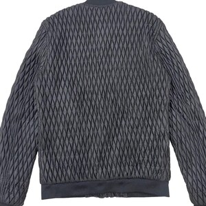 Puede incluir: Chaqueta bomber acolchada negra con un patr&oacute;n de diamantes. La chaqueta tiene cuello, pu&ntilde;os y dobladillo de canal&eacute;. La chaqueta est&aacute; hecha de un material texturizado y tiene un estilo bomber cl&aacute;sico.