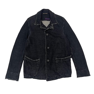 Könnte beinhalten: Dunkelgraue Jacke mit Knöpfen, zwei Vordertaschen und einem Reverskragen. Die Jacke hat einen Used-Look mit sichtbaren Abnutzungserscheinungen an den Kanten. Die Jacke ist aus einem strukturierten Stoff gefertigt.