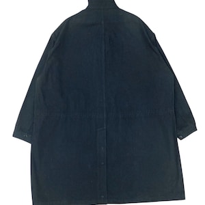 Puede incluir: Una taza de cer&aacute;mica blanca con un asa negra y el texto "But First, Coffee" en negrita negra. La taza se encuentra sobre un fondo borroso, sugiriendo un ambiente acogedor.