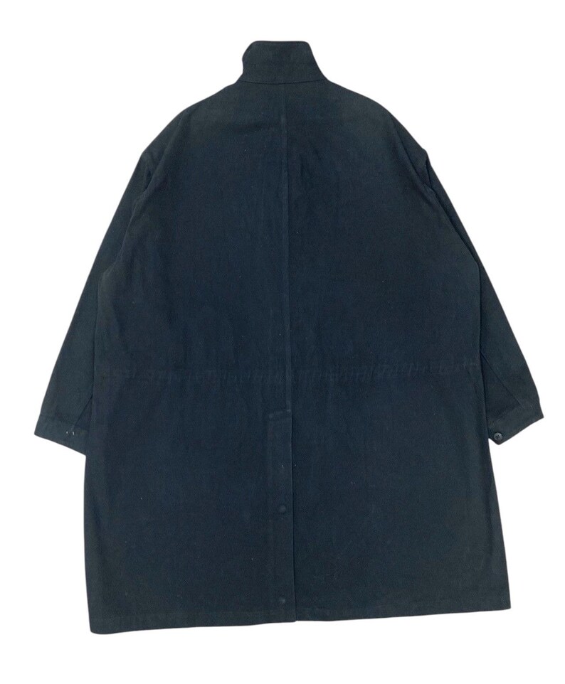 Puede incluir: Una taza de cer&aacute;mica blanca con un asa negra y el texto "But First, Coffee" en negrita negra. La taza se encuentra sobre un fondo borroso, sugiriendo un ambiente acogedor.