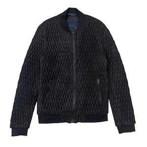 Puede incluir: Chaqueta bomber negra con un patr&oacute;n de diamantes acolchado. La chaqueta tiene una cremallera completa, dos bolsillos laterales y pu&ntilde;os y dobladillo acanalados. El cuello es de estilo bomber cl&aacute;sico.