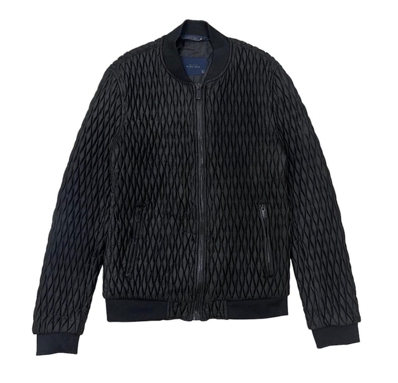 Puede incluir: Chaqueta bomber negra con un patr&oacute;n de diamantes acolchado. La chaqueta tiene una cremallera completa, dos bolsillos laterales y pu&ntilde;os y dobladillo acanalados. El cuello es de estilo bomber cl&aacute;sico.