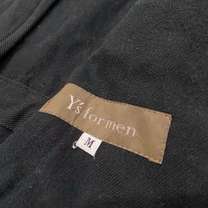 Puede incluir: Un letrero de madera r&uacute;stica con el texto "Welcome to our home" en letras blancas. El letrero presenta un acabado envejecido y un dise&ntilde;o simple y acogedor, ideal para un porche o entrada.