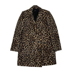 Puede incluir: Un abrigo de doble botonadura con estampado de leopardo en tonos marrones y negros. El abrigo presenta un cuello con solapas, dos bolsillos delanteros y un forro negro. El abrigo tiene tres botones oscuros a cada lado.