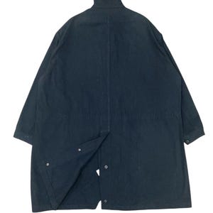 Puede incluir: Un abrigo largo azul marino oscuro con cuello alto y mangas largas. El abrigo tiene cierre de botones y cintura con cord&oacute;n. Fabricado con tejido duradero, adecuado para diversas condiciones clim&aacute;ticas.