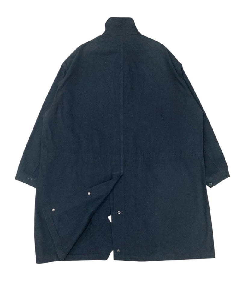 Puede incluir: Un abrigo largo azul marino oscuro con cuello alto y mangas largas. El abrigo tiene cierre de botones y cintura con cord&oacute;n. Fabricado con tejido duradero, adecuado para diversas condiciones clim&aacute;ticas.