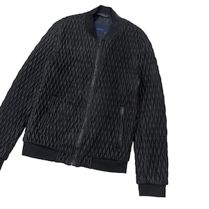 Puede incluir: Chaqueta bomber negra con un patr&oacute;n de diamantes acolchado. La chaqueta tiene una cremallera completa, dos bolsillos delanteros y pu&ntilde;os y dobladillo de canal&eacute;. La chaqueta es de color negro liso y tiene un estilo bomber cl&aacute;sico.