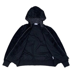 Puede incluir: Sudadera negra con cremallera y capucha con lunares blancos. La chaqueta est&aacute; abierta, revelando el forro interior. Los pu&ntilde;os y el dobladillo son de color negro liso. La sudadera con capucha est&aacute; hecha de un material suave y aterciopelado.
