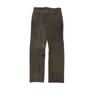 Pode incluir: Cal&ccedil;as de camur&ccedil;a castanho escuro com um design cl&aacute;ssico de cinco bolsos. As cal&ccedil;as t&ecirc;m um corte de perna reto e uma apar&ecirc;ncia desgastada e texturizada. A vista traseira mostra os bolsos e as presilhas.