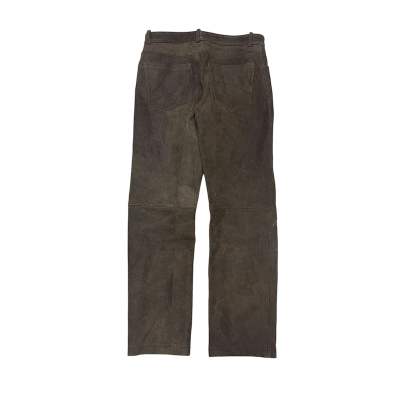 Pode incluir: Cal&ccedil;as de camur&ccedil;a castanho escuro com um design cl&aacute;ssico de cinco bolsos. As cal&ccedil;as t&ecirc;m um corte de perna reto e uma apar&ecirc;ncia desgastada e texturizada. A vista traseira mostra os bolsos e as presilhas.