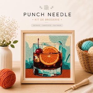 Puede incluir: Un kit de punch needle con una pieza de arte textil enmarcada en forma cuadrada que muestra un cóctel old fashioned con una rodaja de naranja y una cereza. El texto PUNCH NEEDLE KIT DE BRODERIE DÉTENTE CRÉATIVITÉ FAIT MAIN es visible.