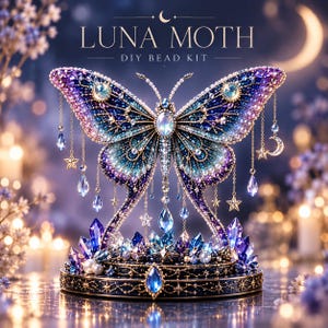 Op de afbeelding: Een Luna Moth DIY-kralenkit met een grote, gedetailleerde vlinder versierd met blauwe, paarse en iriserende kralen. De vlinder staat op een ronde basis omringd door blauwe kristallen, parels en bungelende ster- en traanvormige bedels.