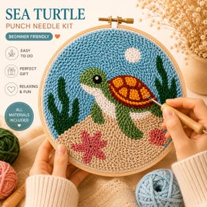 Op de afbeelding: Een punch needle set met een zeeschildpadontwerp in een houten borduurring. Het voltooide project toont een groene en witte schildpad met een oranje schild op een zanderige bodem met donkergroen zeewier, een roze zeester en een witte zon.