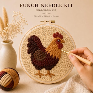 Op de afbeelding: Een punch needle borduurpakket met een haan ontwerp. De kit bevat een houten borduurring, garen en een punch needle tool. De tekst op de afbeelding luidt "PUNCH NEEDLE KIT", "EMBROIDERY KIT" en "CREATE • RELAX • ENJOY".