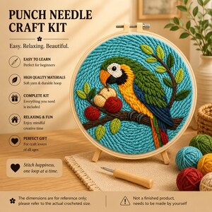 Peut inclure: Kit de broderie au point de croix avec un motif de perroquet coloré. Le kit comprend un cercle à broder en bois, du fil et un outil de point de croix. Le perroquet est représenté avec des couleurs vertes, jaunes, bleues et blanches, perché sur une branche avec des fruits rouges et beiges.
