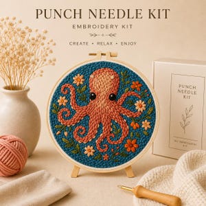 Könnte beinhalten: Ein Punch-Needle-Stickset mit einem korallenfarbenen Oktopus-Design auf blauem Hintergrund, umgeben von orangefarbenen und gelben Blumen. Das Set enthält einen Holzrahmen, Garn und eine Punch-Nadel. Auf der Box steht "PUNCH NEEDLE KIT".