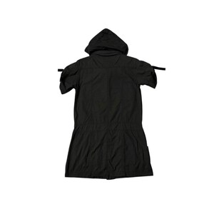 Puede incluir: Chaqueta negra con capucha y mangas cortas. La chaqueta tiene cintura con cord&oacute;n y cierre de botones. La capucha est&aacute; adjunta y la chaqueta tiene un dise&ntilde;o simple y utilitario. La chaqueta est&aacute; hecha de tela ligera.