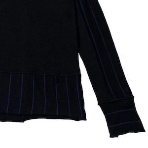 Puede incluir: Camisa negra de manga larga con finas rayas azules en el dobladillo inferior y la manga. Los pu&ntilde;os tambi&eacute;n presentan finas rayas azules. La camisa est&aacute; hecha de un material suave y c&oacute;modo.