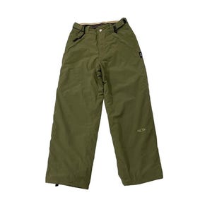 Könnte beinhalten: Olivgrüne Schneehose mit Knopfverschluss, Gürtelschlaufen und kleinem Logo am Bein. Die Hose hat eine lockere Passform und besteht aus strapazierfähigem, wasserabweisendem Material. Ideal für Wintersport oder kalte Wetteraktivitäten.