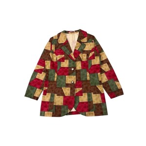 Puede incluir: Blazer de patchwork en una variedad de colores, incluyendo rojo, verde, marrón y beige. El blazer tiene un cuello clásico, dos botones y mangas largas. El diseño está compuesto por formas geométricas.