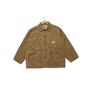 K&ouml;nnte beinhalten: Eine braune Cordjacke mit Kragen und vier Vordertaschen. Die Jacke hat einen Knopfverschluss und ein kleines Etikett auf der rechten Tasche. Die Jacke h&auml;ngt an einem Holzb&uuml;gel.