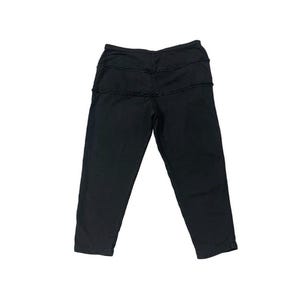 Puede incluir: Pantalones cortos negros con un dise&ntilde;o &uacute;nico en capas en la cintura. Los pantalones est&aacute;n hechos de un material suave y tienen un ajuste relajado. El largo corto termina justo debajo de la pantorrilla. Los pantalones son de color negro liso.