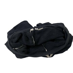 Puede incluir: Una sudadera con capucha negra con cierre de cremallera. El interior de la sudadera es de un color m&aacute;s claro y la tela parece ser un material suave similar al forro polar. La cremallera es plateada.