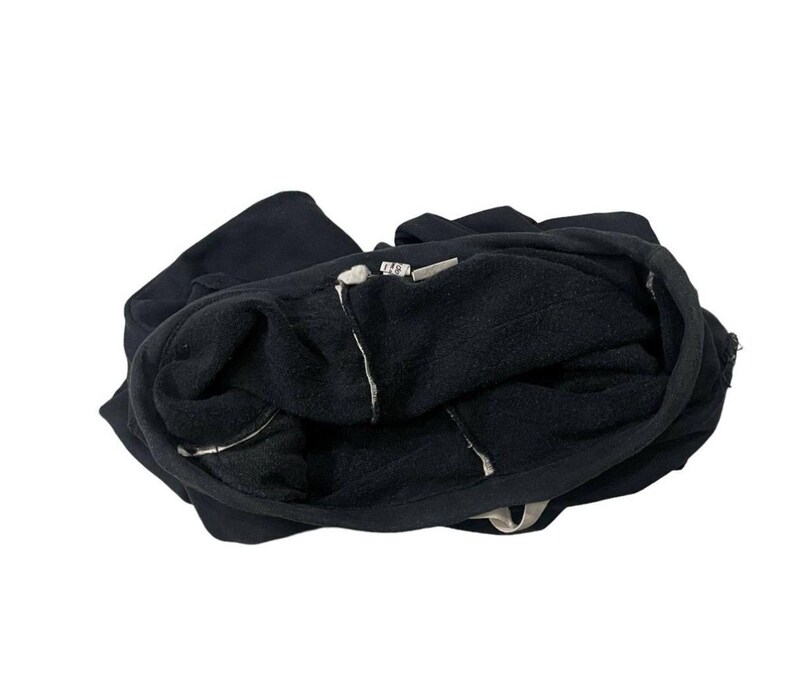 Puede incluir: Una sudadera con capucha negra con cierre de cremallera. El interior de la sudadera es de un color m&aacute;s claro y la tela parece ser un material suave similar al forro polar. La cremallera es plateada.