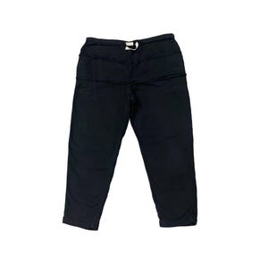 Puede incluir: Pantalones cortos negros con cintura con cord&oacute;n. Los pantalones tienen un dise&ntilde;o &uacute;nico con costuras horizontales en la parte delantera. La tela parece ser un material suave y c&oacute;modo. Adecuado para uso casual.
