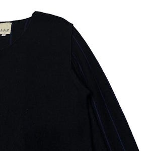 Puede incluir: Una camisa negra de manga larga con cuello en V. Las mangas tienen rayas verticales azules. Se ve una peque&ntilde;a etiqueta con las letras "AAR". La tela parece suave y texturizada.