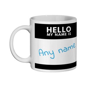 Pu&ograve; includere: Tazza in ceramica bianca con una fascia nera nella parte superiore e inferiore. La tazza ha il testo "HELLO MY NAME IS" in bianco su sfondo nero. Sotto, in scrittura blu, il testo "Any name".
