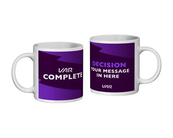 Taza de fútbol personalizada * DIVERTIDA * ¡Personalizada! VAR Complete [Tu mensaje de decisión] - Regalo original para aficionados - Día del Padre