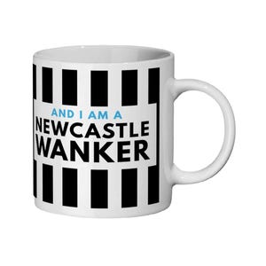 Pu&ograve; includere: Tazza in ceramica bianca con un motivo a strisce bianche e nere. La tazza presenta il testo "AND I AM A NEWCASTLE WANKER" in nero e blu.