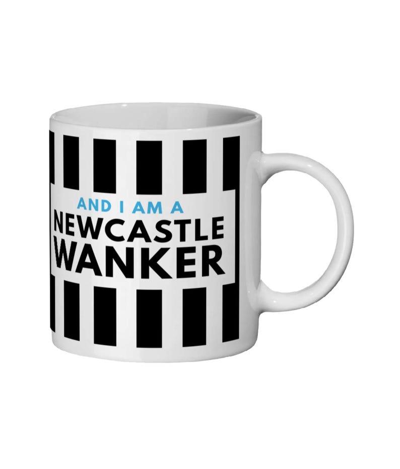 Pu&ograve; includere: Tazza in ceramica bianca con un motivo a strisce bianche e nere. La tazza presenta il testo "AND I AM A NEWCASTLE WANKER" in nero e blu.