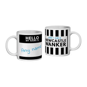 Pu&ograve; includere: Due tazze di ceramica bianca. Una tazza ha il testo "HELLO MY NAME IS" con spazio per un nome, e l'altra tazza ha il testo "AND I AM A NEWCASTLE WANKER" con strisce bianche e nere.
