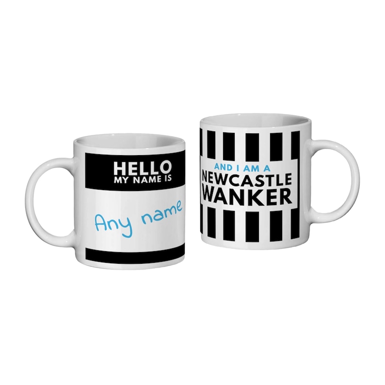 Pu&ograve; includere: Due tazze di ceramica bianca. Una tazza ha il testo "HELLO MY NAME IS" con spazio per un nome, e l'altra tazza ha il testo "AND I AM A NEWCASTLE WANKER" con strisce bianche e nere.